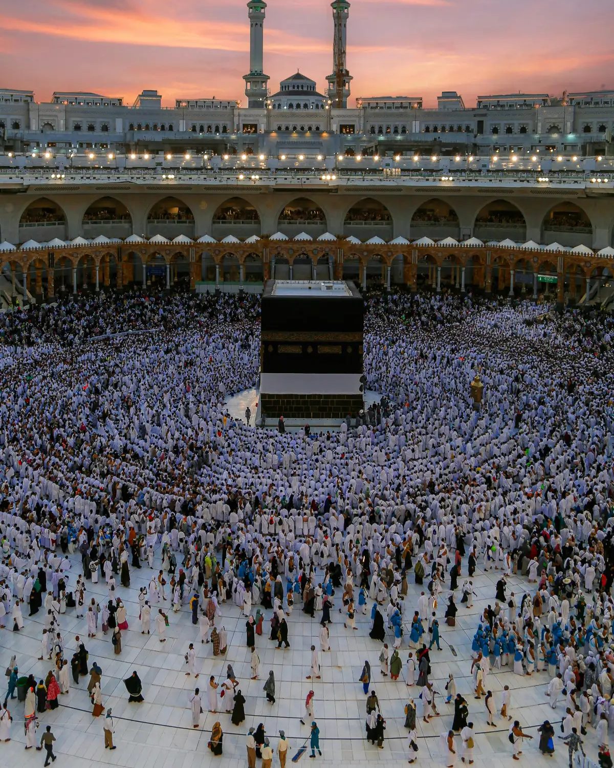 Pilger umkreisen in der Abenddämmerung die Kaaba in Makkah